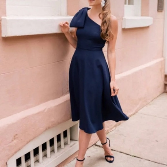 Gal Meets Glam Dresses & Skirts - Gal Meets Glam Yvonne Shoulder Bow Dress